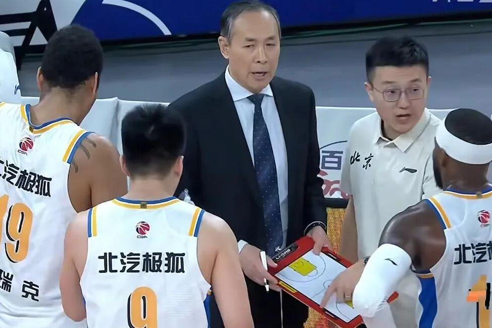 云开体育官网-北京男篮下半场崩盘，上海男篮19分大胜，翟晓川12+6范子铭辣眼睛