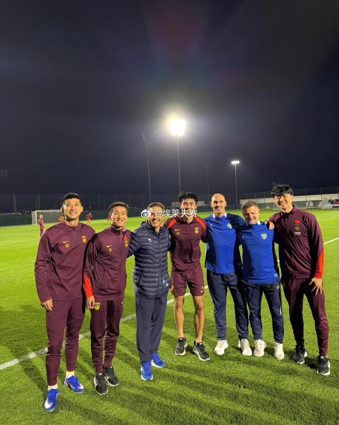 云开体育-将帅重逢，中乌赛后前广州队球员同卡帅合影留念