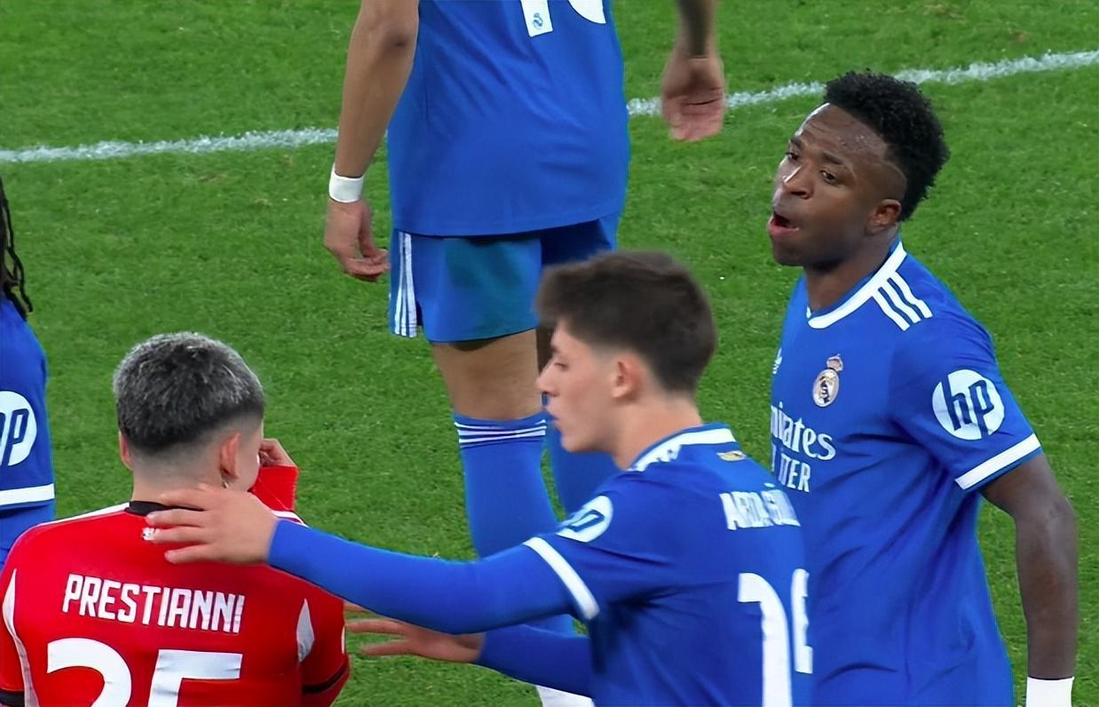 云开体育-罕见！维尼修斯进球后愤怒罢赛：投诉对手歧视 贴着穆帅耳朵说话